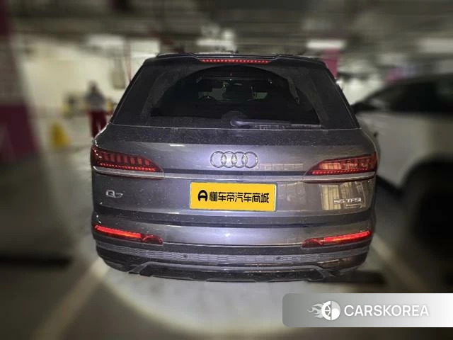 Audi Q7 2021 Темно-серый из Китая