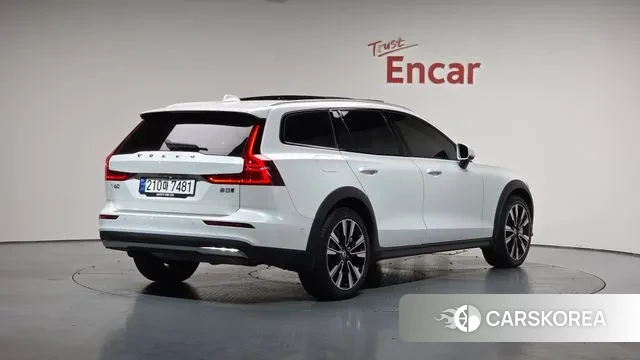 Volvo V60 Cross-Country 2nd Generation 2025 Белый из Кореи