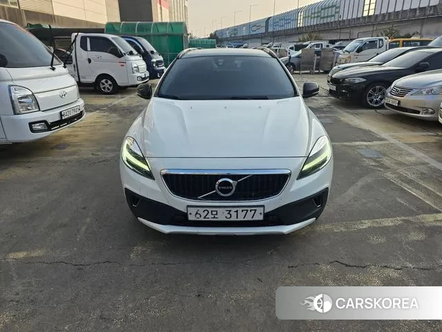Volvo V40 Cross-Country 2018 Белый из Кореи