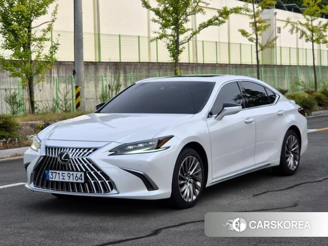 Lexus ES300h 7th generation 2025 Белый из Кореи