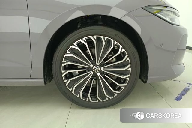 Volkswagen Passat 2024 Темно-серый из Китая
