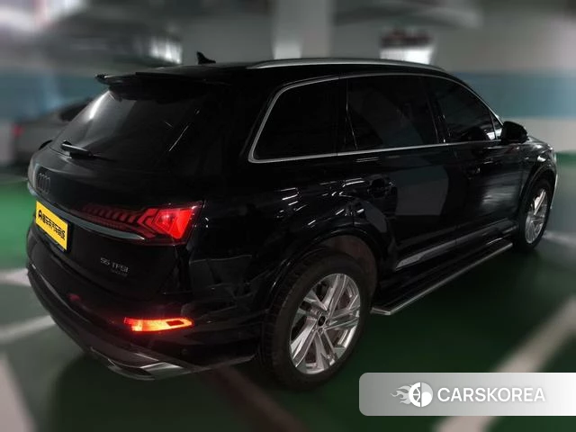 Audi Q7 2021 Черный из Китая
