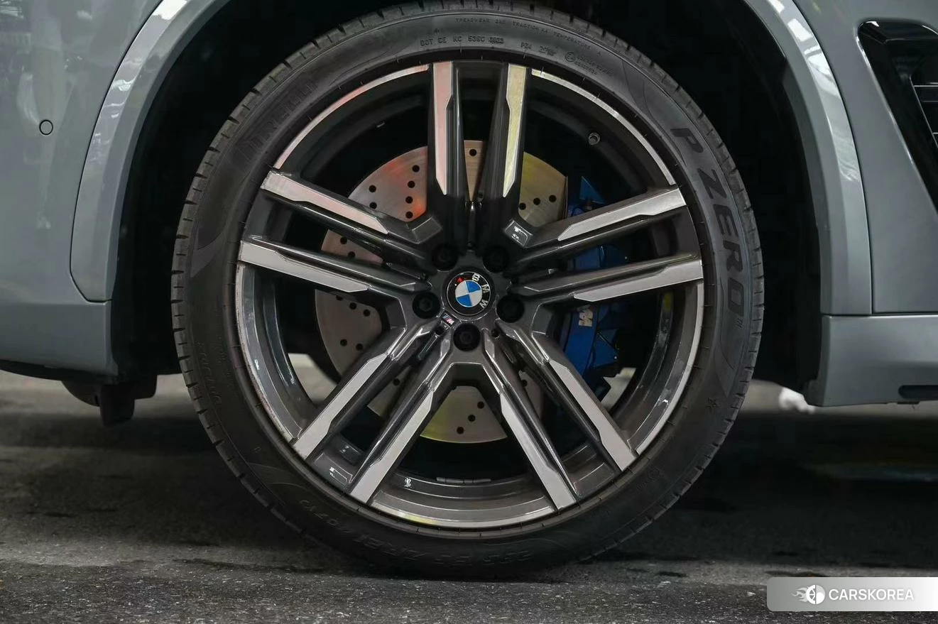 BMW X5 M 2023 Серебристо-серый из Китая