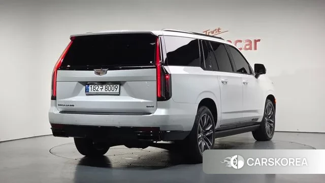 Cadillac Escalade 5th Generation 2023 Белый из Кореи