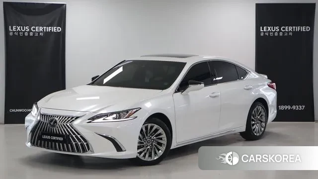 Lexus ES300h 7th generation 2025 Белый из Кореи