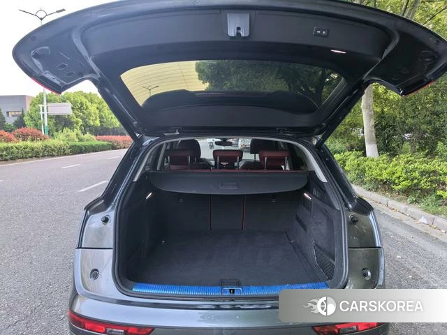Audi Q5L 2023 Темно-серый из Китая