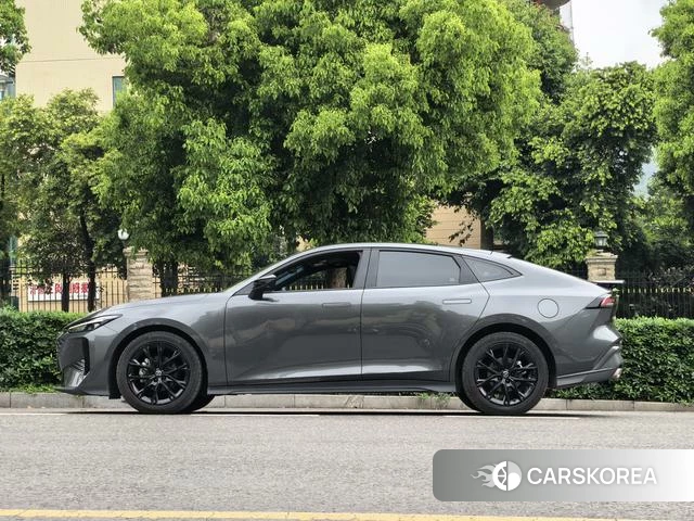 Chang'an UNI-V 2024 Темно-серый из Китая