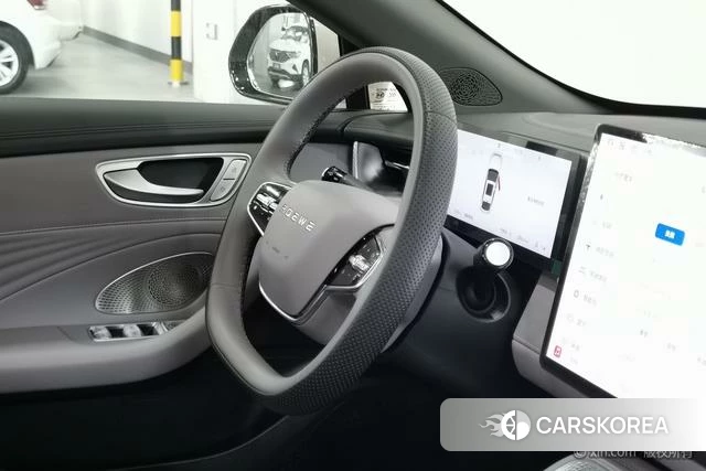 Roewe M7 DMH 2025 Темно-серый из Китая