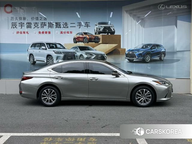 Lexus ES 2023 Серебристо-серый из Китая