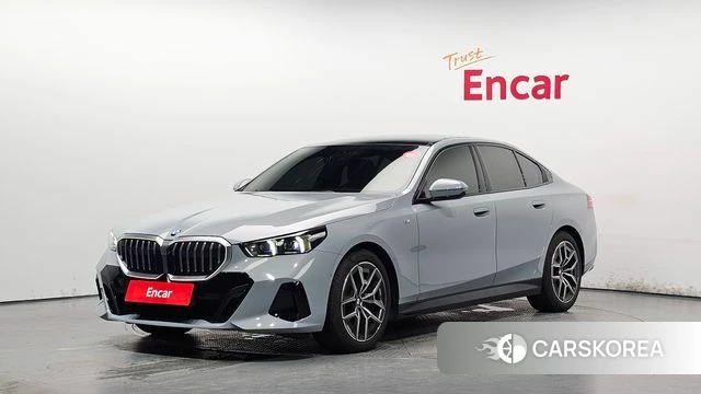 BMW 5 Series (G60) 2025 Серебристо-серый из Кореи
