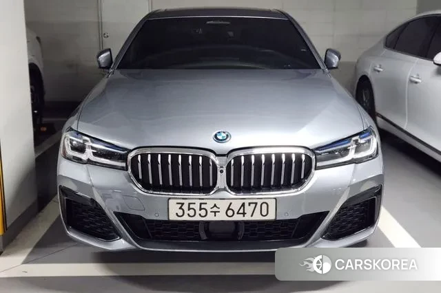 BMW 5 Series (G30) 2023 Серебристо-серый из Кореи