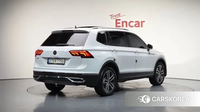 Volkswagen Tiguan Allspace 2023 Белый из Кореи