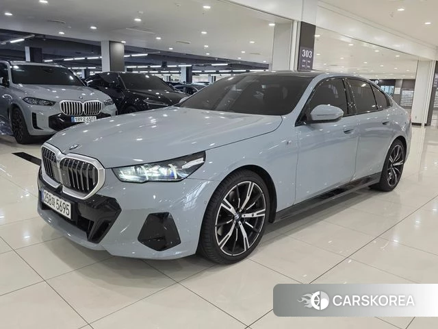 BMW 5 Series (G60) 2024 Серебристо-серый из Кореи