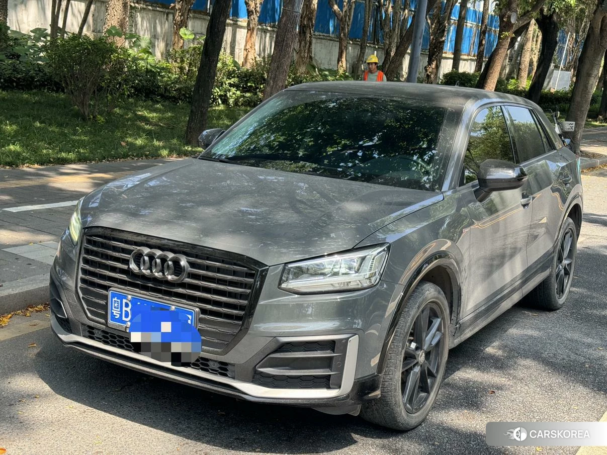 Audi Q2L 2020 Темно-серый из Китая