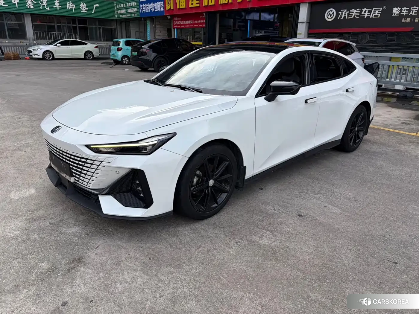 Chang'an UNI-V 2023 Белый из Китая