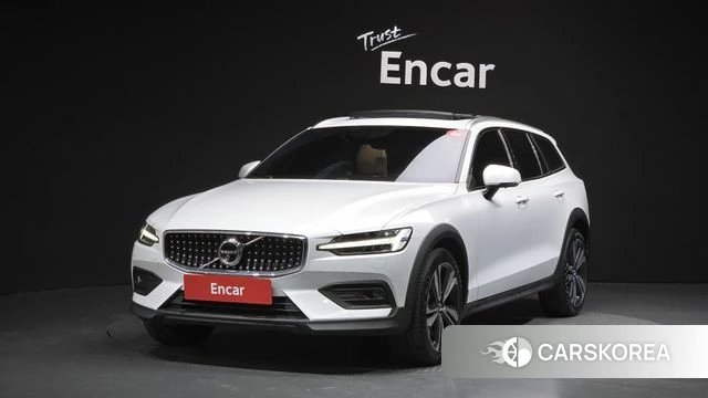 Volvo V60 Cross-Country 2nd Generation 2021 Белый из Кореи