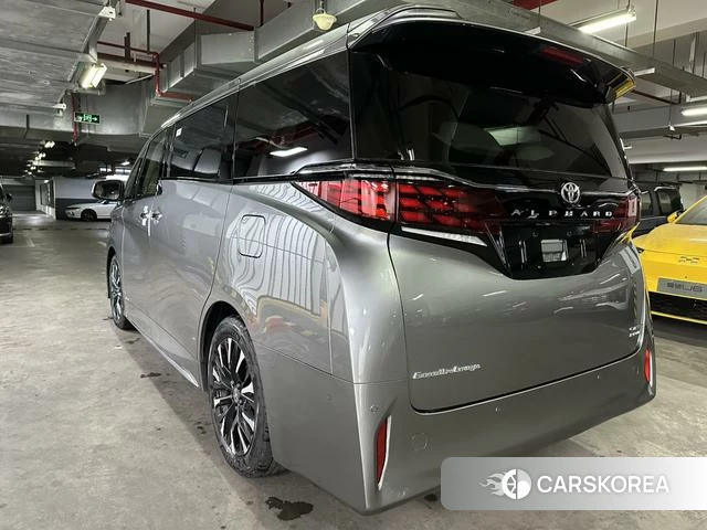 Toyota Elfa 2025 Серебристо-серый из Китая