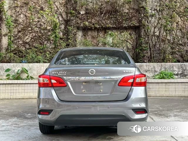 Nissan Xuan Yi 2022 Темно-серый из Китая