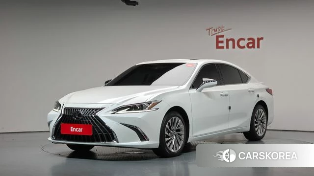 Lexus ES300h 7th generation 2024 Белый из Кореи