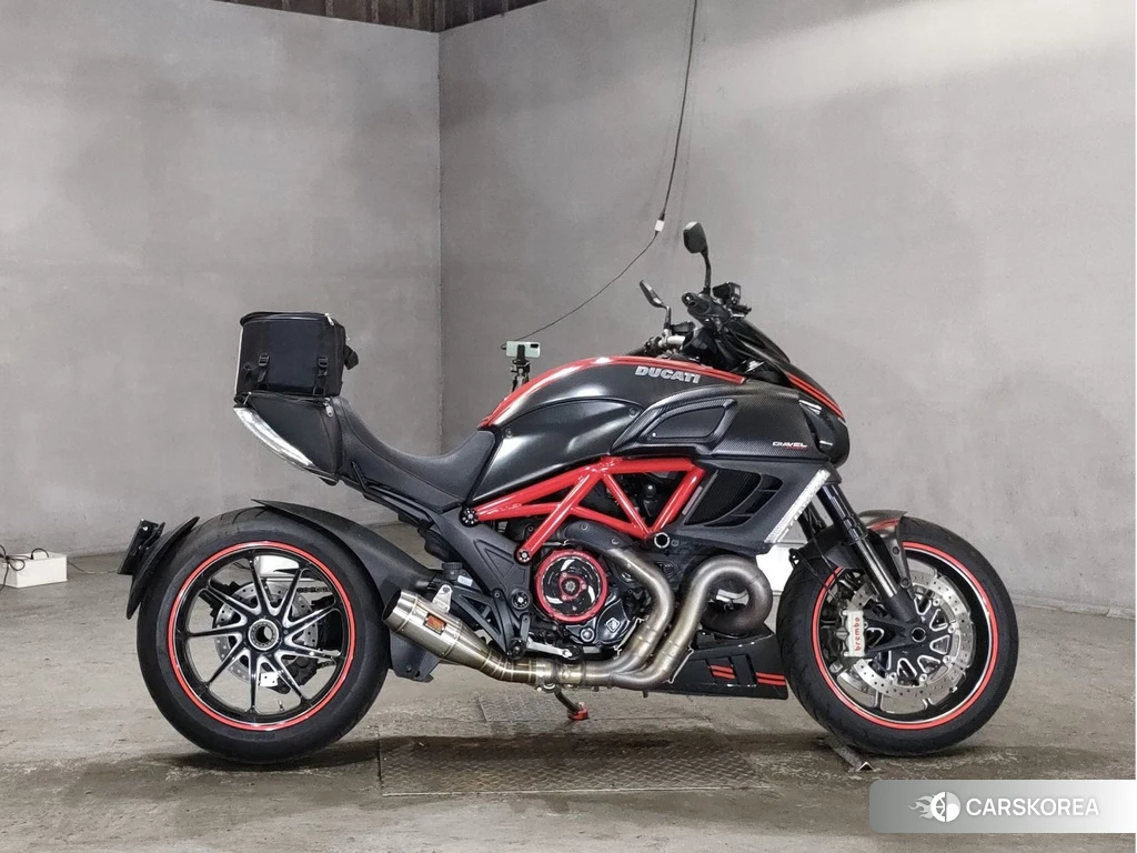 Проданный Ducati DIAVEL CARBON 2011 из Японии