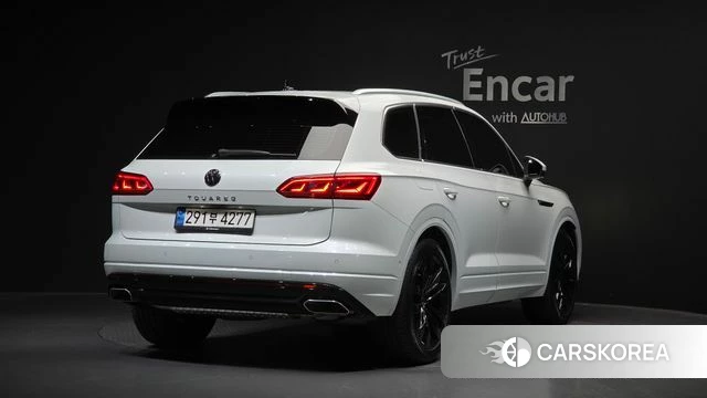 Volkswagen Touareg 3rd generation 2023 Белый из Кореи