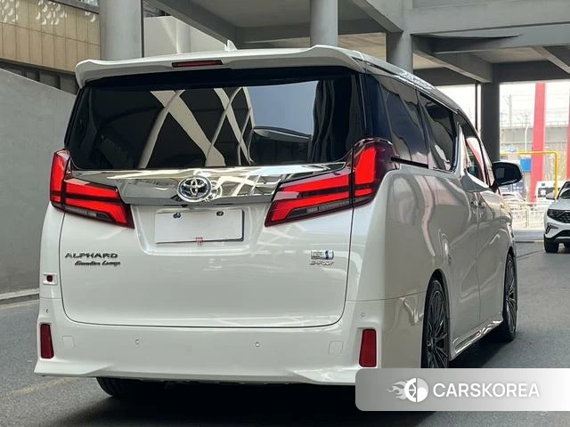 Toyota Elfa 2023 Белый из Китая