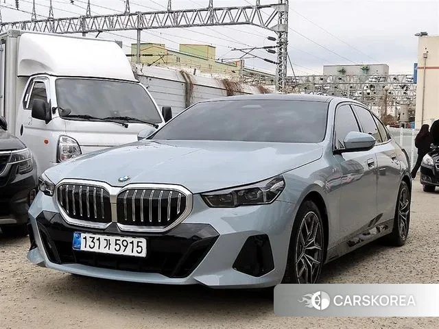 BMW 5 Series (G60) 2025 Серебристо-серый из Кореи