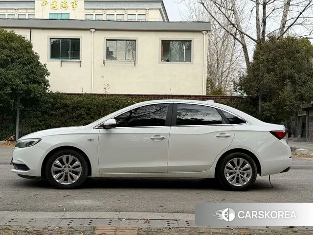 Buick Yinglang 2018 Белый из Китая