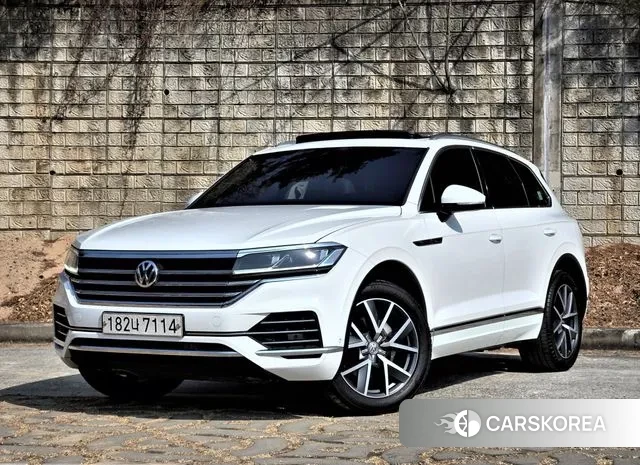 Volkswagen Touareg 3rd generation 2020 Белый из Кореи