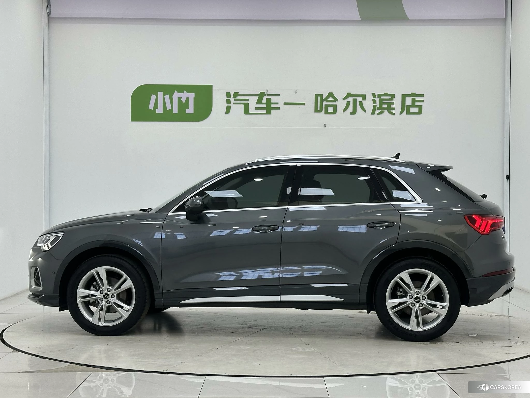 Audi Q3 2021 Темно-серый из Китая