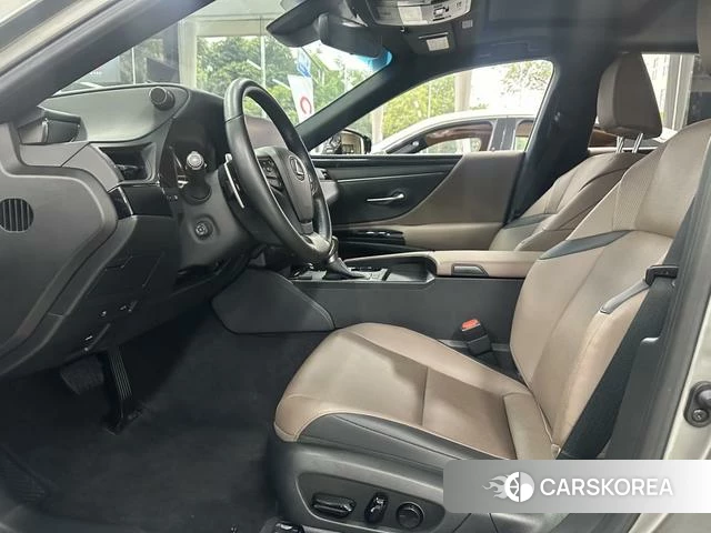 Lexus ES 2024 Серебристо-серый из Китая