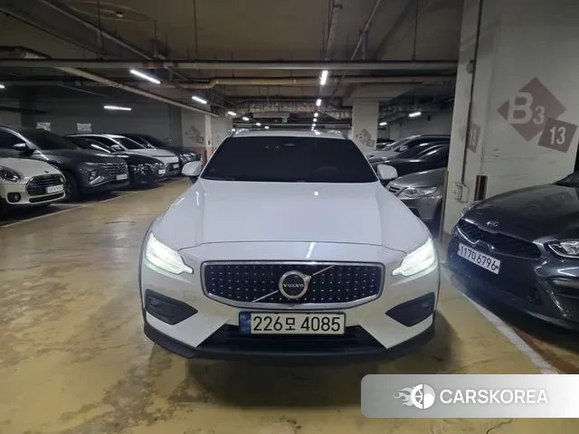Volvo V60 Cross-Country 2nd Generation 2022 Белый из Кореи