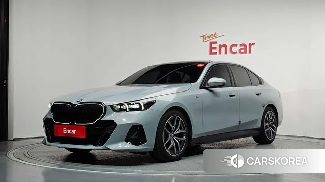 BMW 5 Series (G60) 2024 Серебристо-серый из Кореи