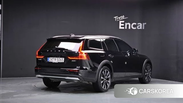 Volvo V60 Cross-Country 2nd Generation 2025 Черный из Кореи