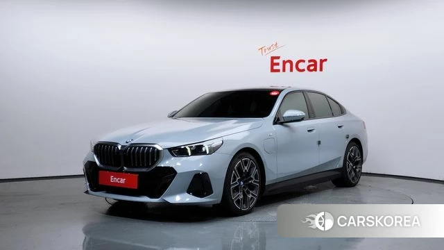 BMW 5 Series (G60) 2025 Светло-серебряный цвет из Кореи