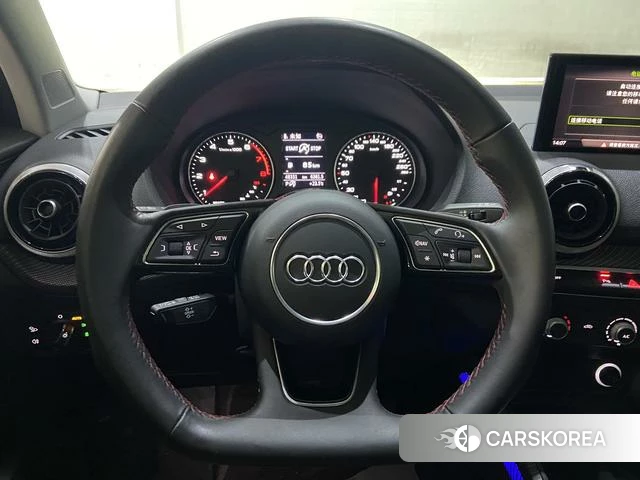 Audi Q2L 2022 Темно-серый из Китая