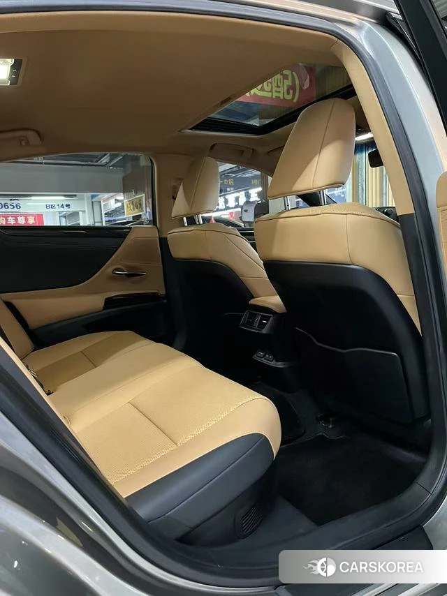 Lexus ES 2023 Серебристо-серый из Китая