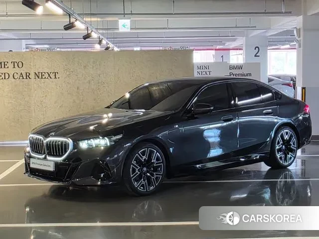 BMW 5 Series (G60) 2024 Цвет тростника из Кореи