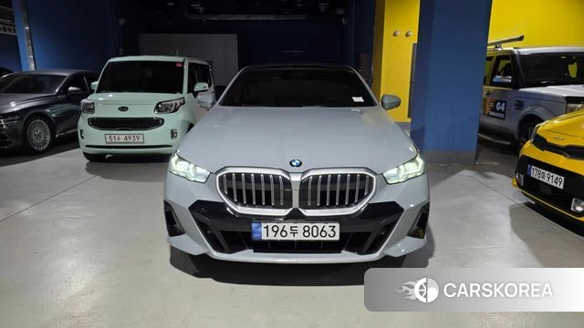 BMW 5 Series (G60) 2024 Небесно-голубой из Кореи