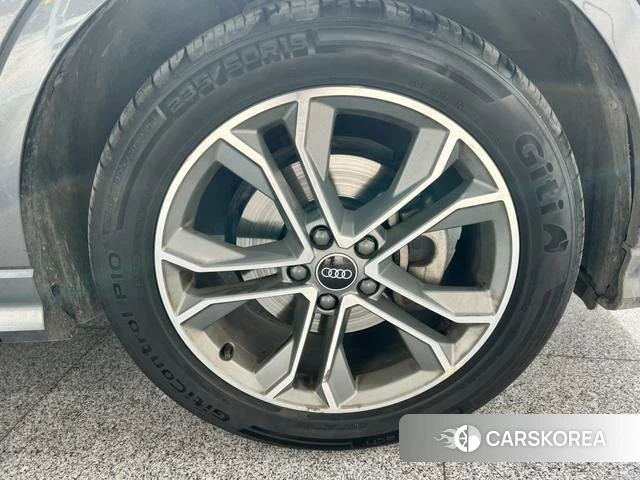 Audi Q3 2021 Темно-серый из Китая