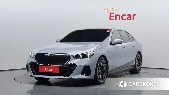 BMW 5 Series (G60) 2025 Светло-серебряный цвет из Кореи