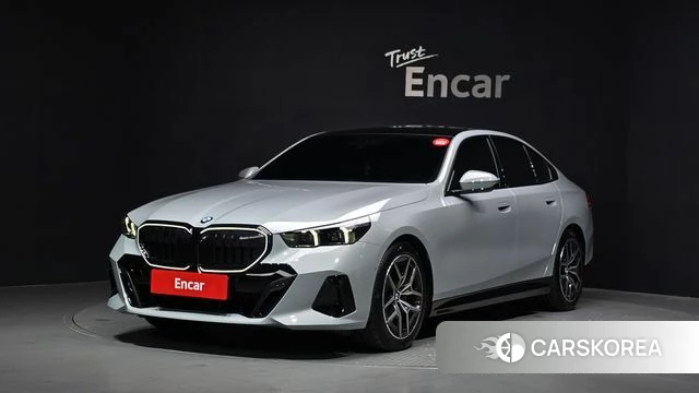BMW 5 Series (G60) 2025 Светло-серебряный цвет из Кореи
