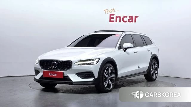 Volvo V60 Cross-Country 2nd Generation 2020 Белый из Кореи