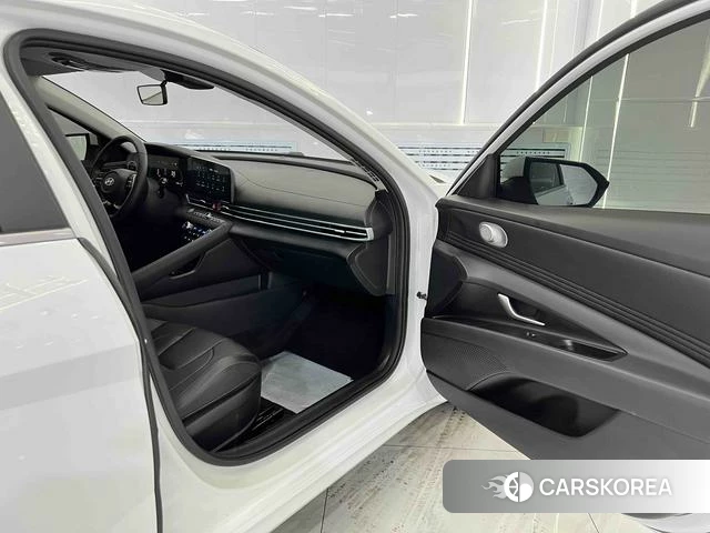 Hyundai Elantra 2023 Белый из Китая