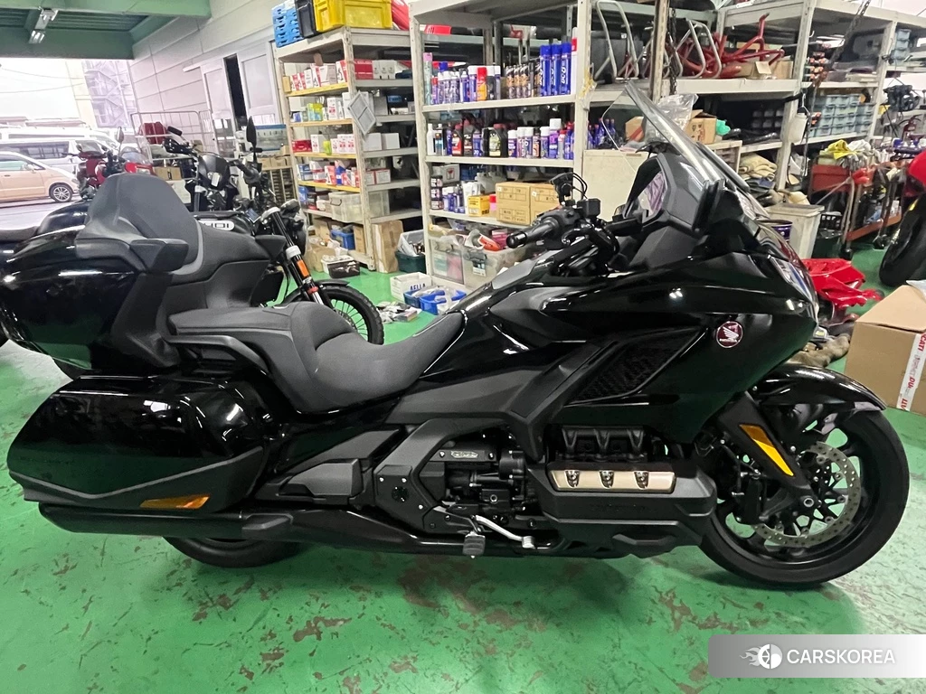 Проданный Honda GL1800 TOUR DCT 2023 из Японии