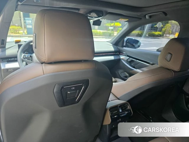 BMW 5 Series (G60) 2024 Небесно-голубой из Кореи
