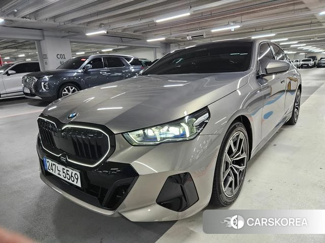 BMW 5 Series (G60) 2025 Серебристо-серый из Кореи