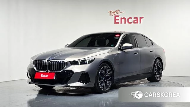 BMW 5 Series (G60) 2025 Песочный из Кореи