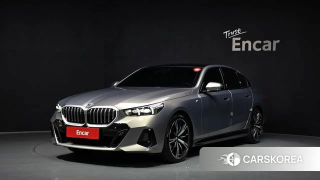 BMW 5 Series (G60) 2025 Серебристо-серый из Кореи