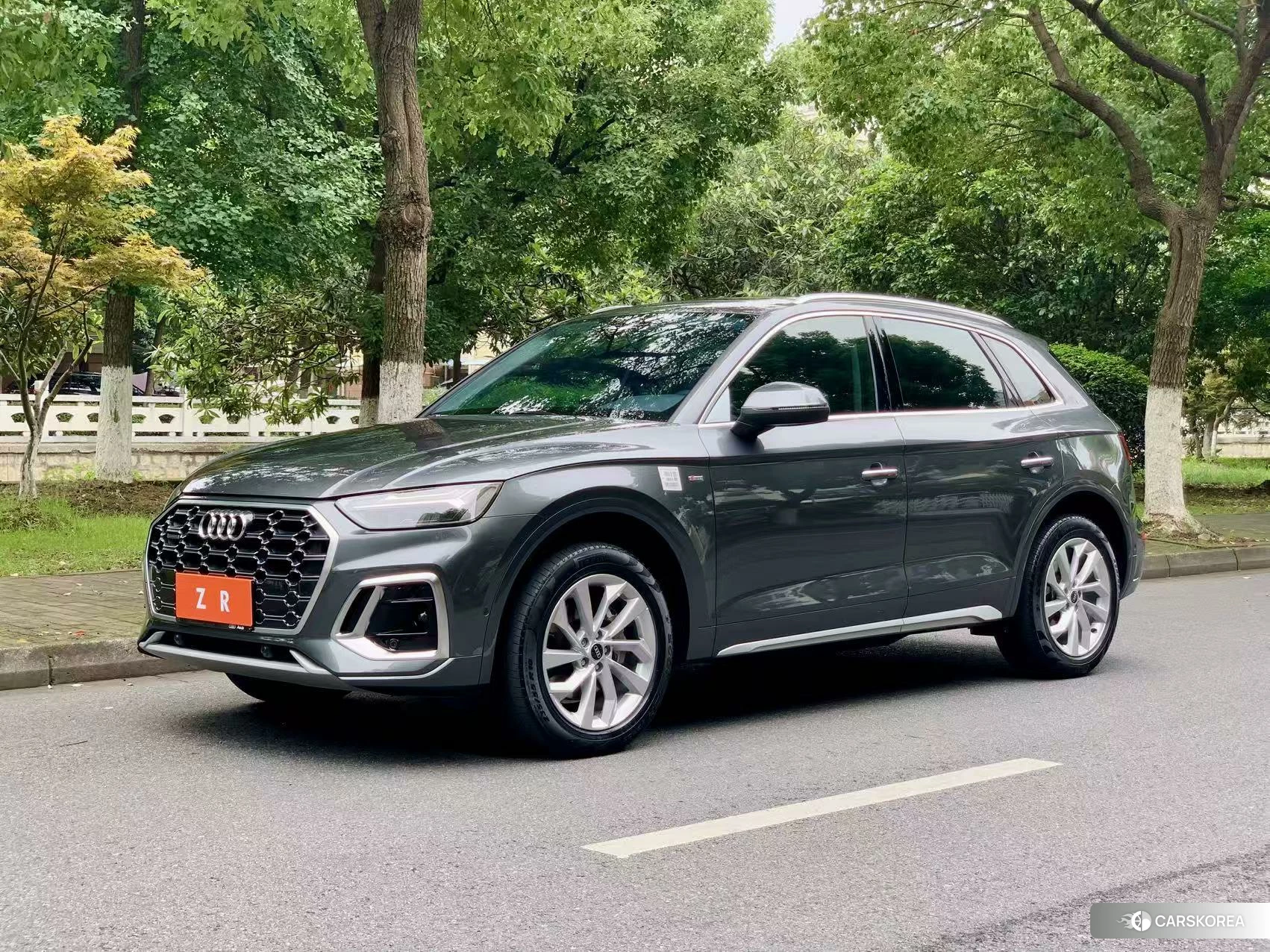 Audi Q5L 2021 Темно-серый из Китая